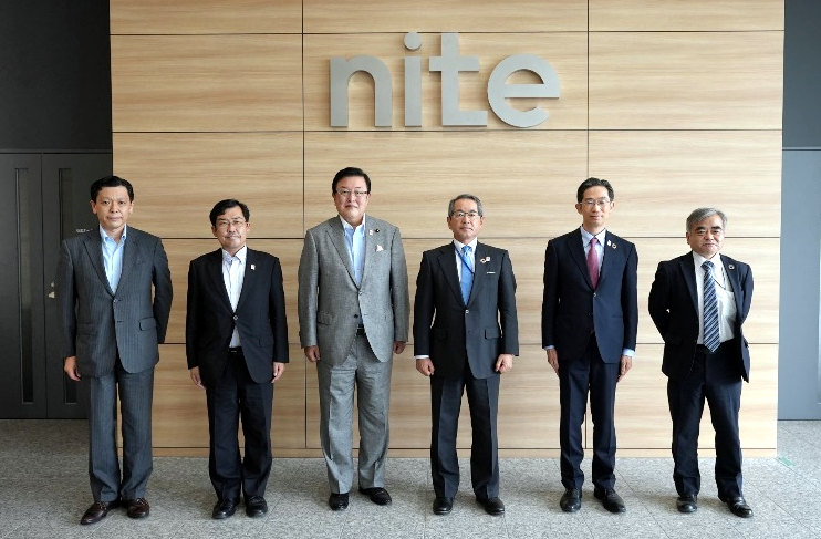 長坂経済産業副大臣によるNITE大阪事業所のご視察 集合写真