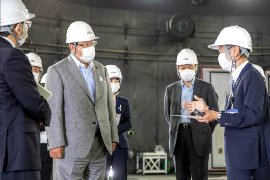 長坂経済産業副大臣によるNITE大阪事業所のご視察　NLAB大型実験棟で蓄電池の安全性試験についてご説明