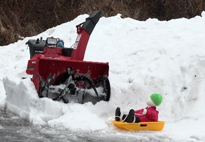 除雪機の近くでこどもが遊んでいる様子（イメージ）　　　